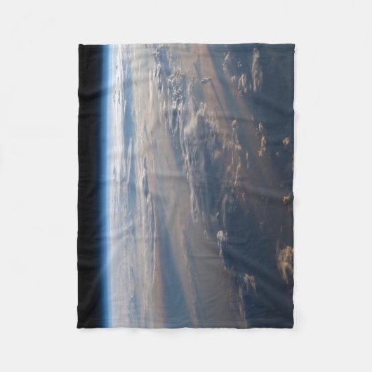 日の出がフィリピン海に長い影を落とす フリースブランケット (正面)