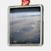 日の出がフィリピン海に長い影を落とす メタルオーナメント (左)