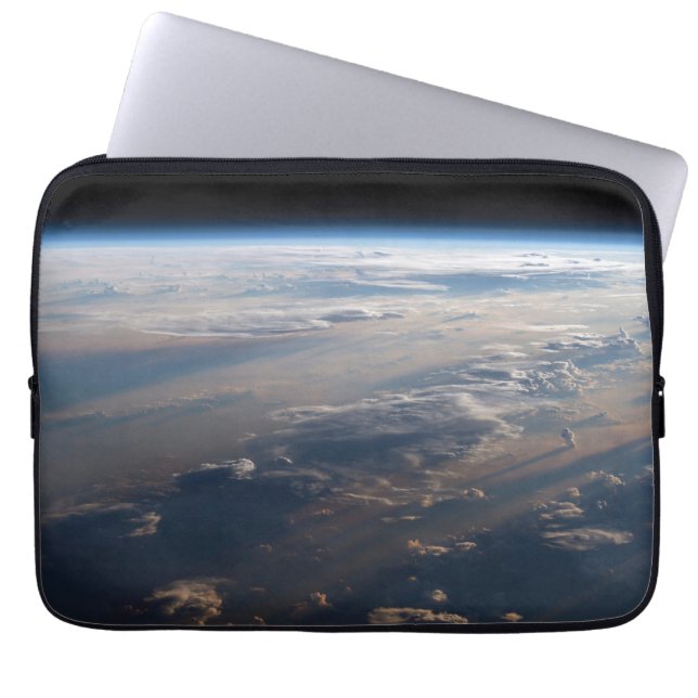 日の出がフィリピン海に長い影を落とす ラップトップスリーブ (正面)