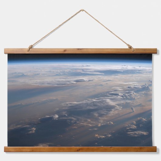 日の出がフィリピン海に長い影を落とす 吊り下げ型タペストリー (正面)