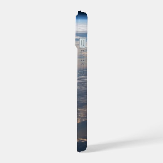 日の出がフィリピン海に長い影を落とす iPhone 15ケース (左側面)