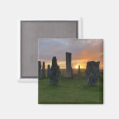 日の出でのキャラニッシュ立つ石 – スコットランド マグネット (正面/裏面)