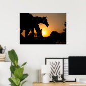 日の出での二頭馬のシルエット ポスター (ホームオフィス)