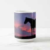日の出でシルエット化したサラブレッド馬 コーヒーマグカップ (中央)