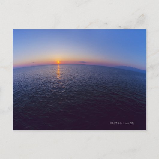日の出で海の上の水平線の空中表示 ポストカード (正面)