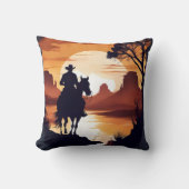 日の出で砂漠に乗馬するカウボーイ クッション (正面)