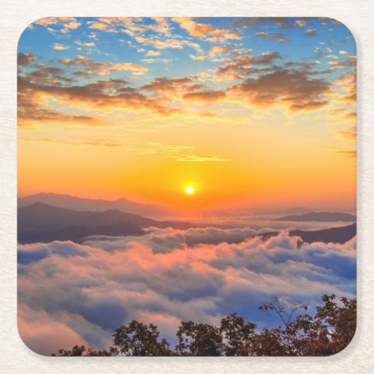 日の出で霧に覆われた瀬浦山 スクエアペーパーコースター (正面)