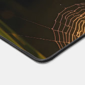 日の出で露に覆われたクモの巣 デスクマット (コーナー)