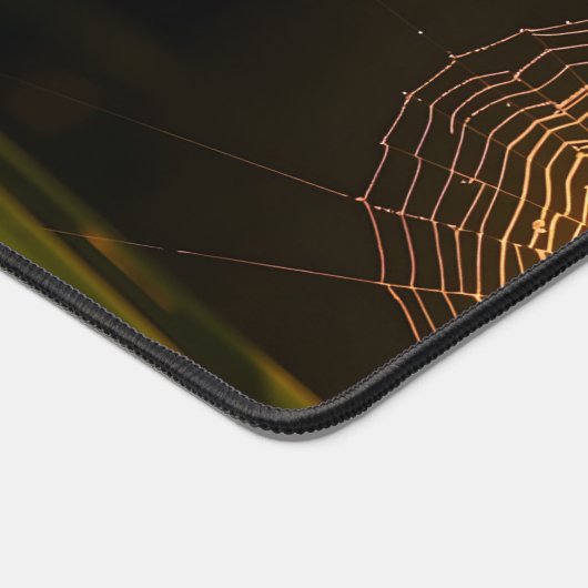 日の出で露に覆われたクモの巣 デスクマット (コーナー)