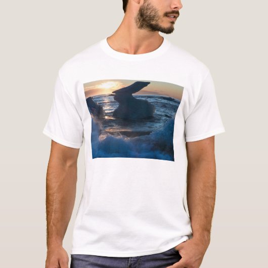 日の出と氷山の形成 Tシャツ (正面)