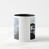 日の出に影が映る黄色い山 マグカップ (中央)