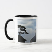 日の出に影が映る黄色い山 マグカップ (左)