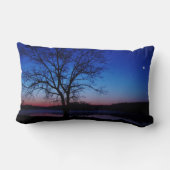 日の出のオークの木の月のMoJoの枕 ランバークッション (裏面)