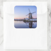 日の出のステッカーの間の冬の風車 スクエアシール (バッグ)