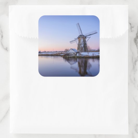 日の出のステッカーの間の冬の風車 スクエアシール (バッグ)