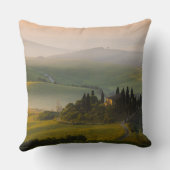 日の出のタスカニーの丘の景色 クッション (裏面)