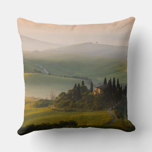 日の出のタスカニーの丘の景色 クッション (裏面)