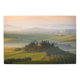 日の出のタスカニーの丘の景色 メタルプリント