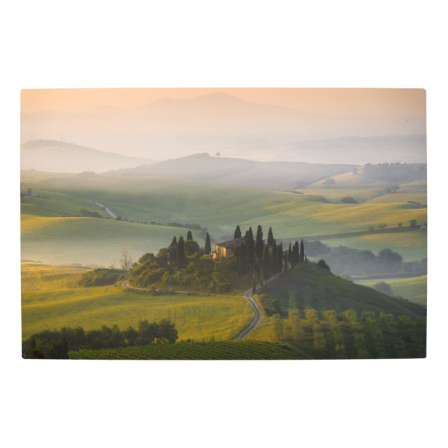 日の出のタスカニーの丘の景色 メタルプリント (正面)