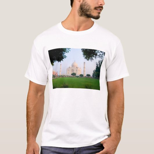 日の出のタージ・マハル 世界の驚異の一つ Tシャツ (正面)