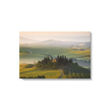 日の出のトスカーナの丘の風景