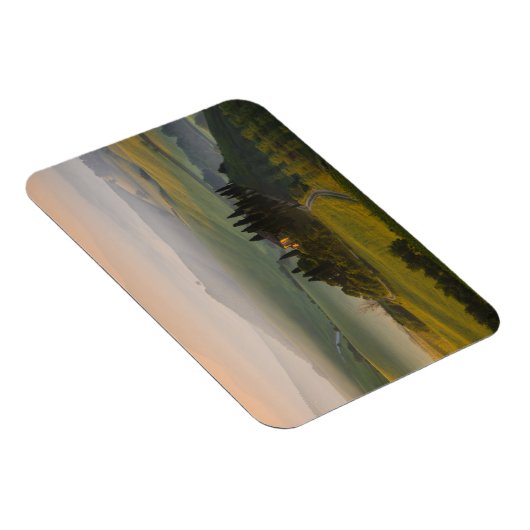 日の出のトスカーナの丘の風景 マグネット (右側)