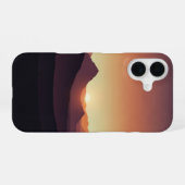 日の出のビンテージ砂漠の山々 iPhone 16ケース (裏面横)