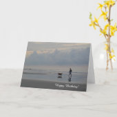 日の出のビーチの歩行のゴールデン・リトリーバーのバースデー・カード カード (黄色い花)