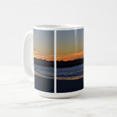 日の出のビーチ場面トリプティクのマグ コーヒーマグカップ (正面左)