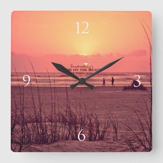 日の出の上の海歩くカップル スクエア壁時計 (正面)