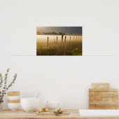 日の出の光はチャロ近くのフェンスに沿って霧を立てる ポスター (キッチン)