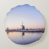 日の出の円形の枕の間の冬の風車 ラウンドクッション (裏面)