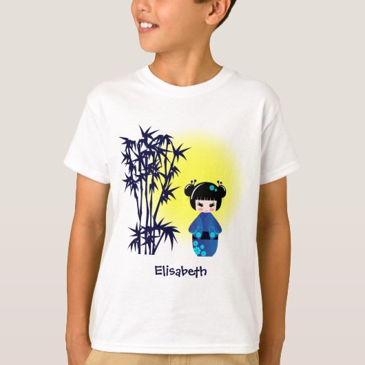 日の出の名前の女の子の間の日本のなkokeshiの人形 tシャツ (正面)