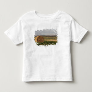 日の出の山が付いている分野の干し草ベール トドラーTシャツ