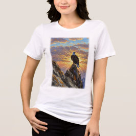 日の出の山頂に立つハクトビ – 愛国的なデザイン トライブレンドTシャツ