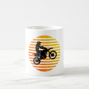 日の出の日の入りでエアキャッチするモトクロスダートバイク コーヒーマグカップ