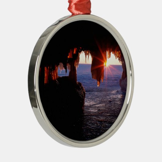 日の出の海は使徒の島ウィスコンシンに洞窟を作ります メタルオーナメント (右)