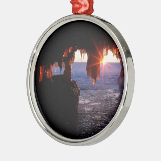 日の出の海は使徒の島ウィスコンシンに洞窟を作ります メタルオーナメント (左)