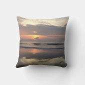 日の出の狩りおよび穏やかな海 クッション (裏面)