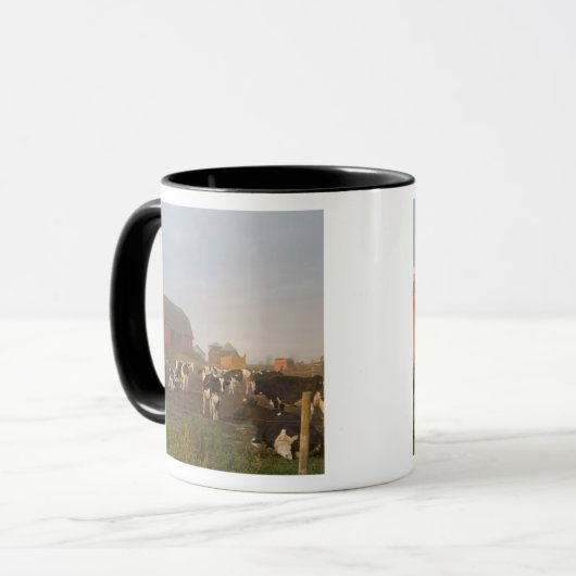 日の出の納屋の外のホルスタイン乳牛 マグカップ (正面左)