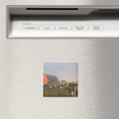 日の出の納屋の外のホルスタイン乳牛 マグネット (インサイチュ (食洗機))