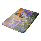 日の出の花に咲く小さな蝶 バスマット (アングル)