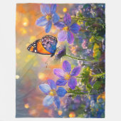 日の出の花に咲く小さな蝶 フリースブランケット (正面)