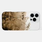 日の出の黄金色の茶色い牧草地 iPhoneケース (裏面横)
