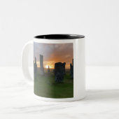 日の出のCallanishの永続的な石-スコットランド ツートーンマグカップ (正面左)