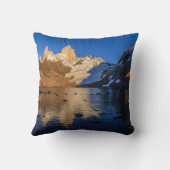 日の出のFitzローイの反射 クッション (裏面)