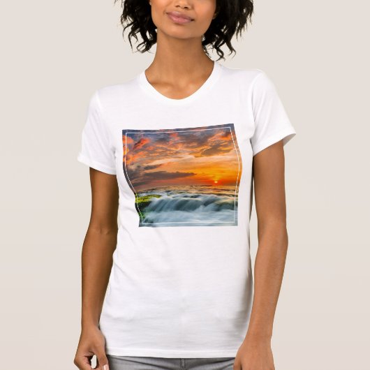 日の出のManyarのビーチ Tシャツ (正面)