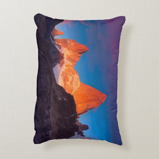 日の出のMt Fitzローイ アクセントクッション (裏面(縦))