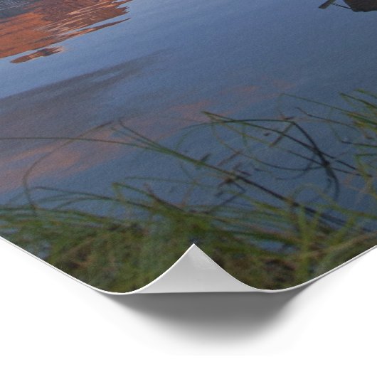 日の出のSwiftcurrent湖に木製のカヤック ポスター (角)