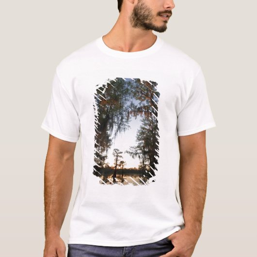 日の出時のカドー湖 Tシャツ (正面)